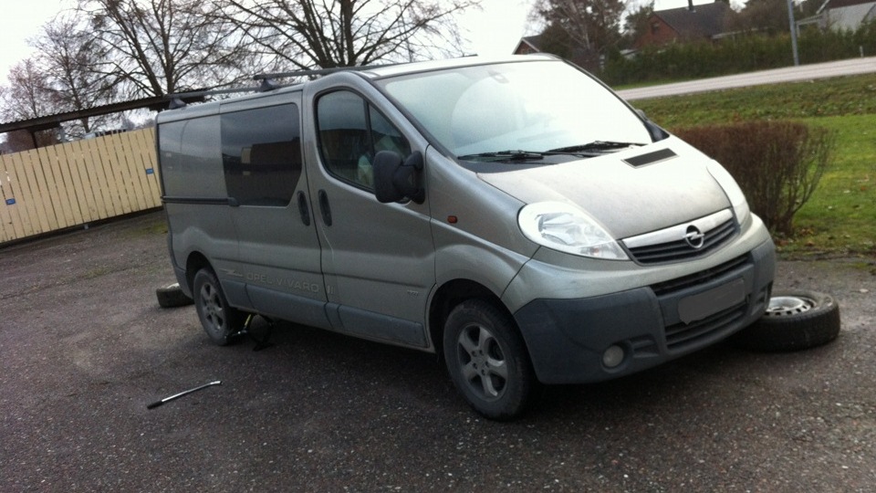 Opel Vivaro 2. Фото Опель Виваро 2007. Рено трафик серый.