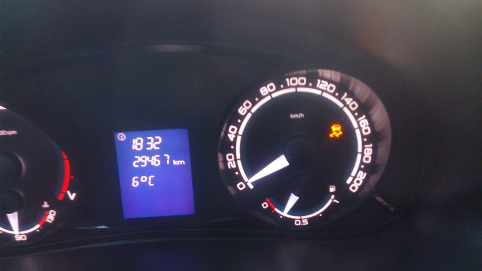 Внимание! Горит датчик скользкой дороги. — Lada Приора седан, 1,6 л ...