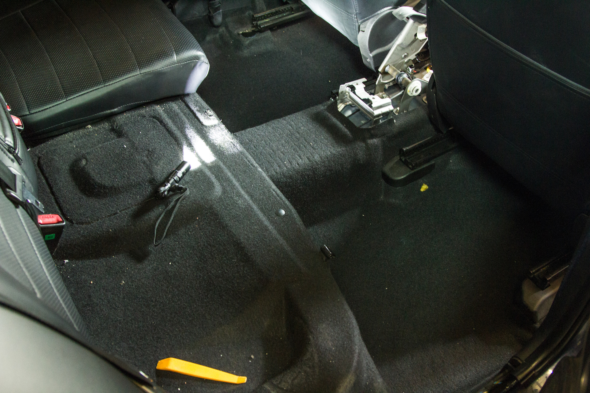 Хавал ф7 сиденья. Клипсы дверей хавал ф7. Toyota aqua задние сиденья. Как снять заднее сиденье хавал. Т250 со снятым задним сиденьем.