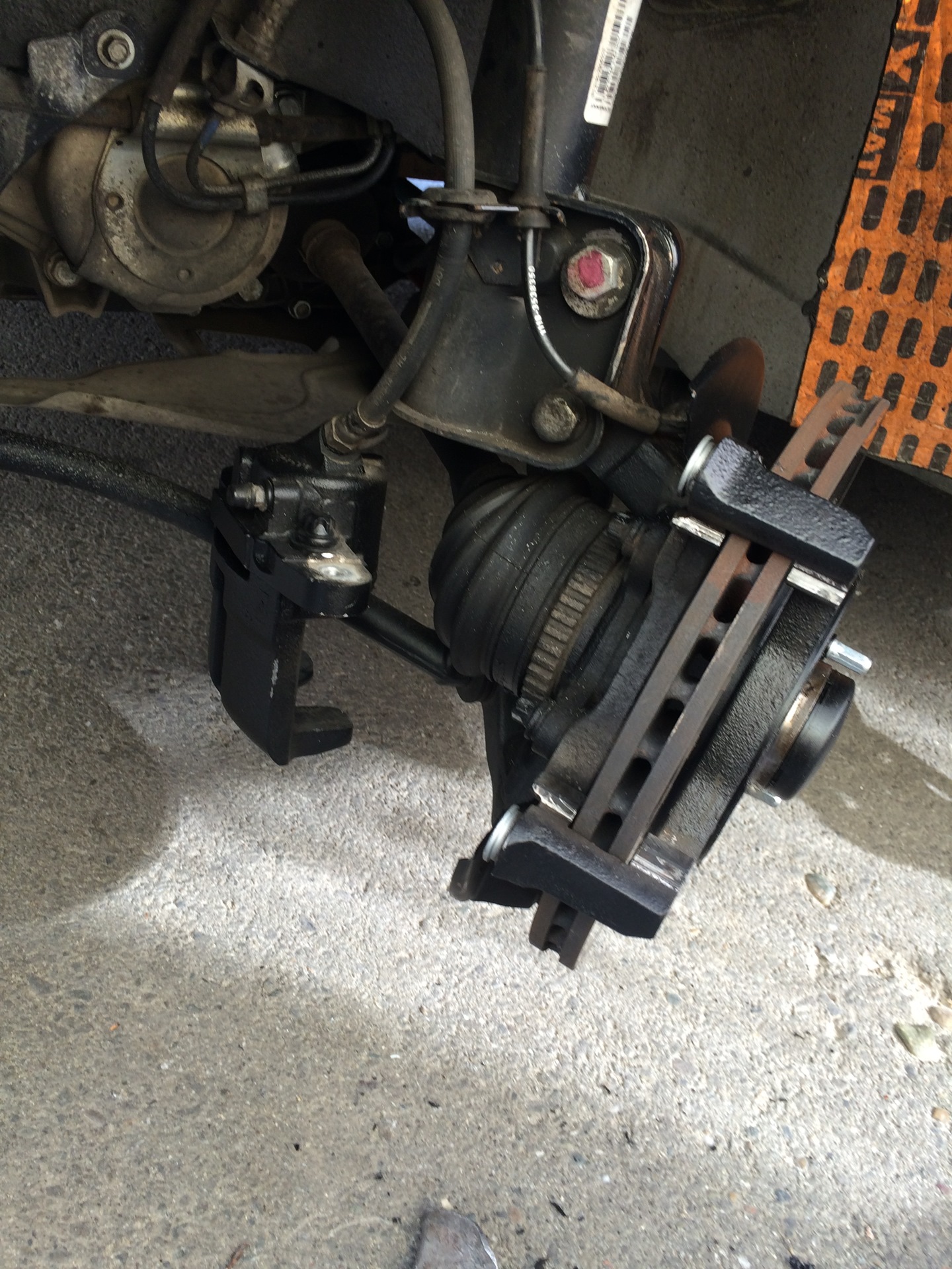 Перекраска Суппортов и Барабанов тормозной системы. - Lada Гранта, 1,6 л, 2015 г