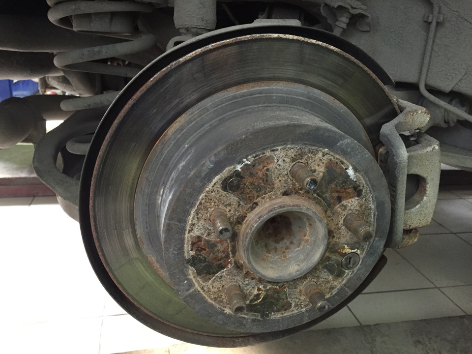 Замена задних тормозных колодок и проточка дисков без снятия с авто ...