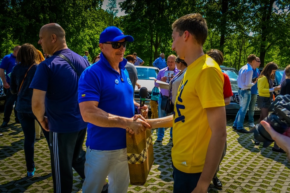 Крепкое и дружное рукопожатие Литовского президента — Mercedes-Benz 190 (W201)