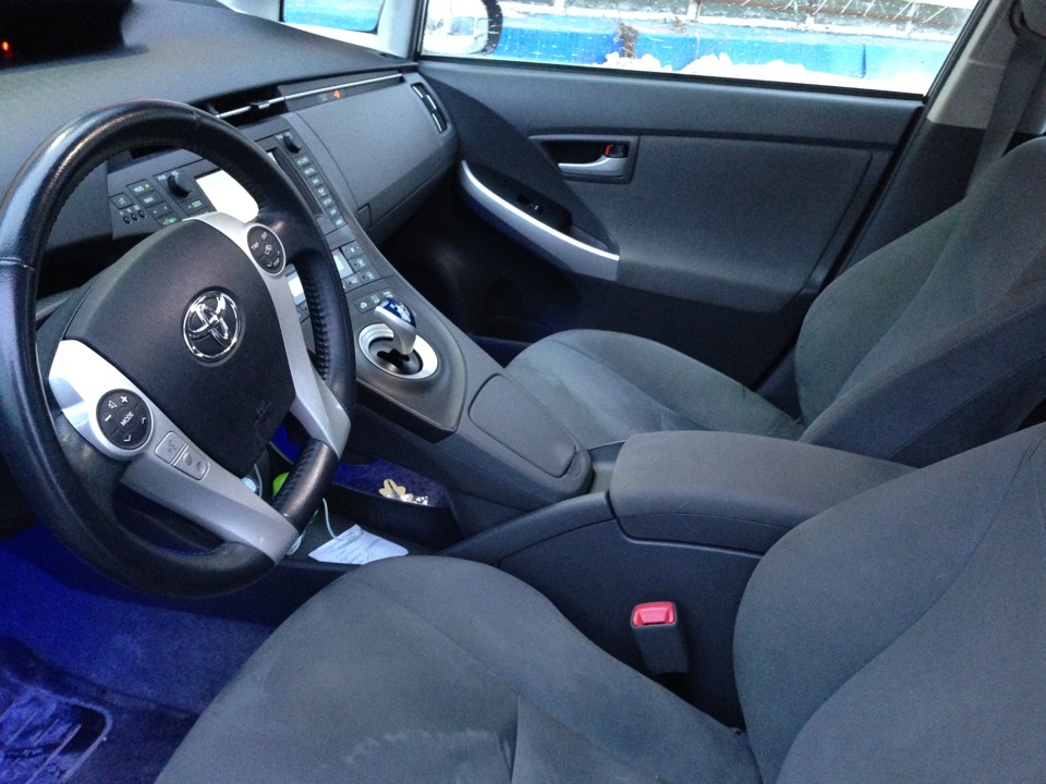 Toyota Prius Alpha 2013 салон