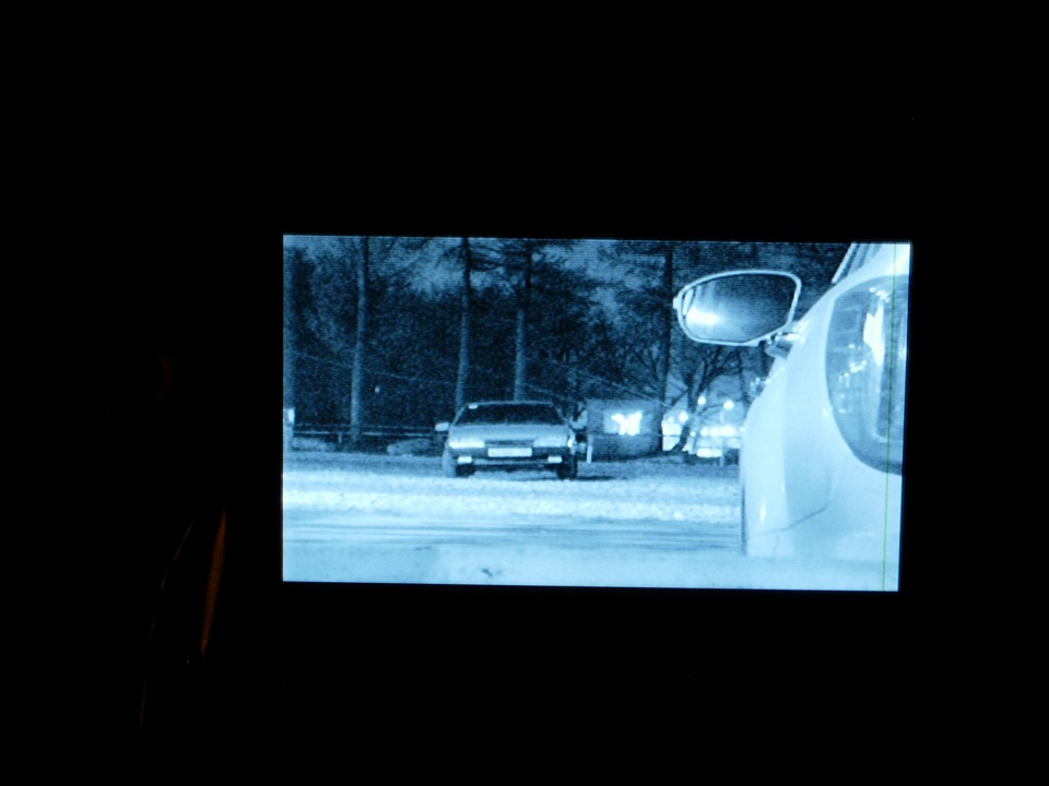 Ночью показывает камера обгона, стою чуть левее за впереди стоящей машиной — Nissan Cefiro (A32)