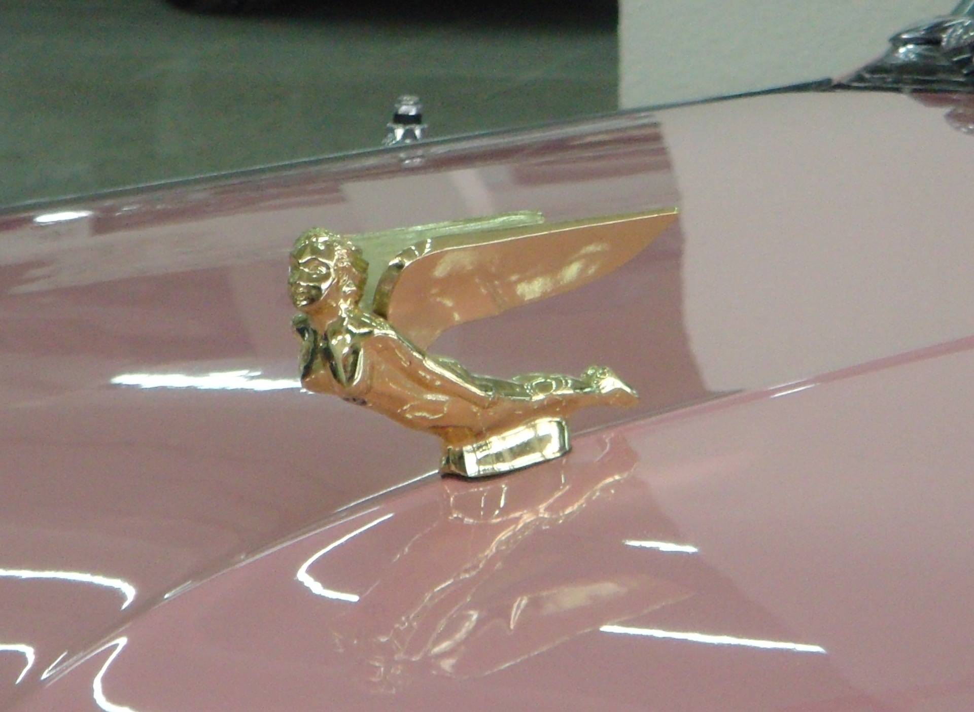 Музей ретро-авто в Выборге (часть 2-эмблемы и колеса) — DRIVE2