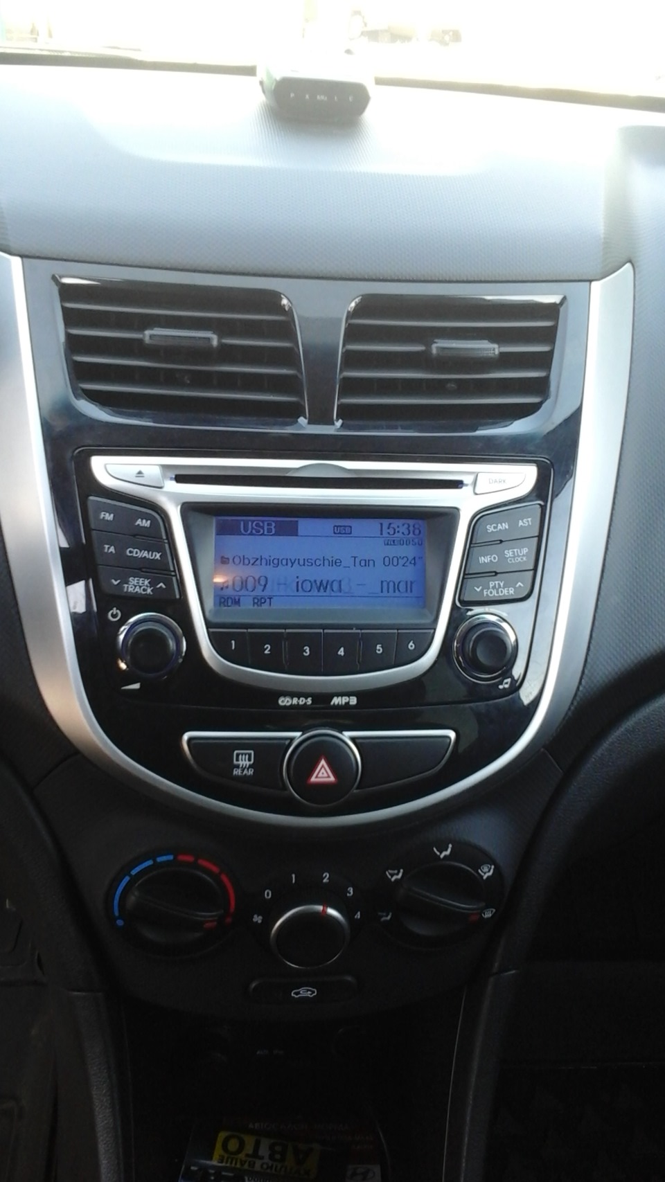 Aux солярис 2012. Aux солярис 2012. Карта памяти навигации hyundai solaris 2012 года. Как включить музыку солярис. Магнитофон хендай солярис.