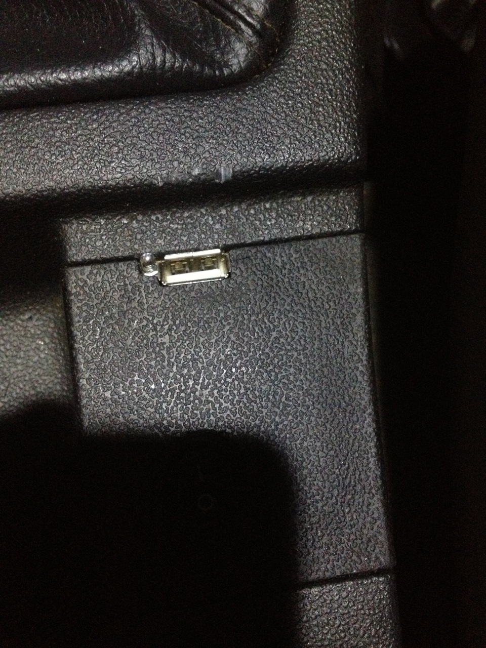 Слот для зарядки телефона в нижней панели — Lada Приора седан, 1,6 л ...