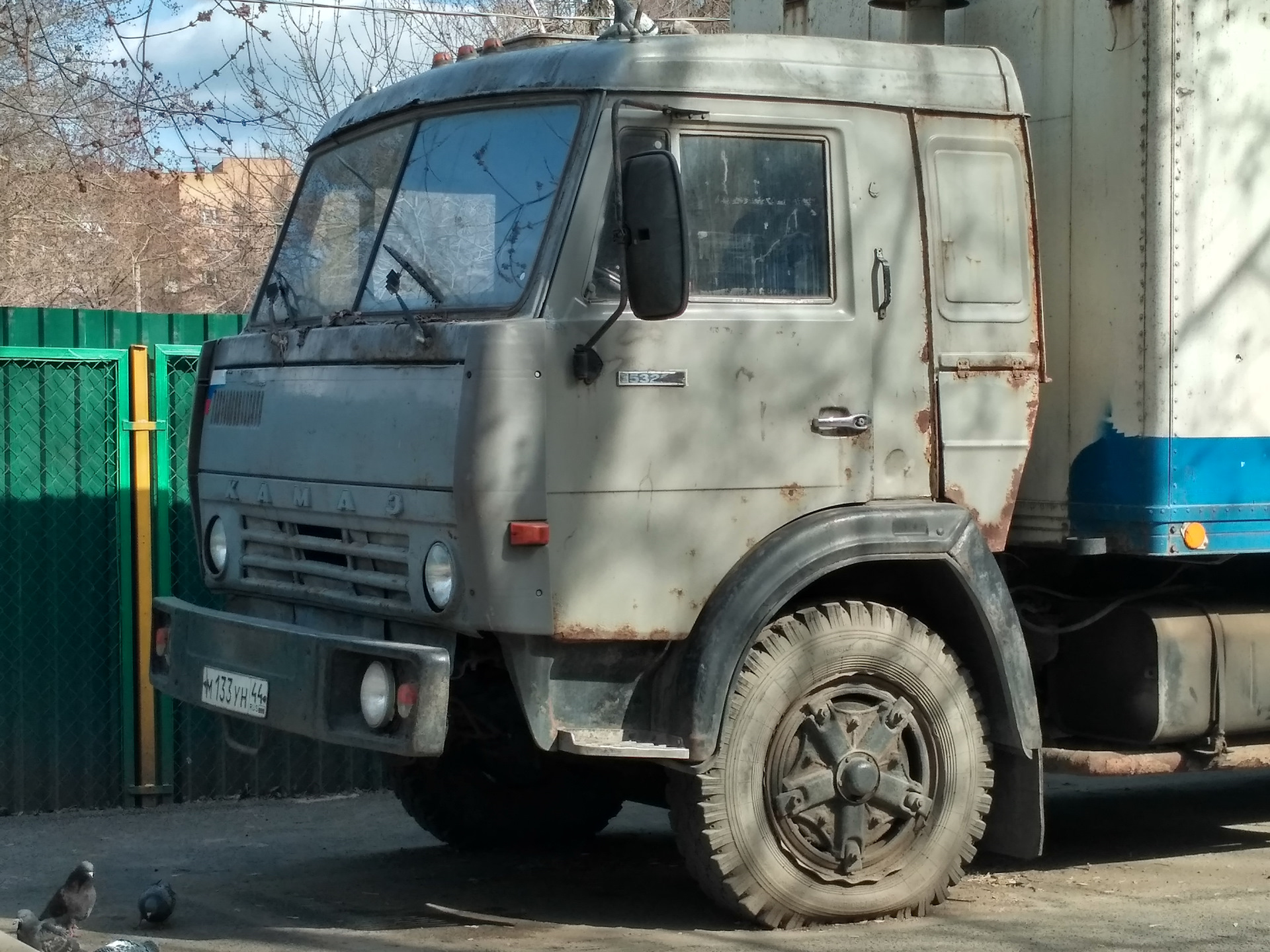 Камаз 5310. КАМАЗ 5310 сзади. КАМАЗ 5310 самосвал. Брошенные КАМАЗЫ 5410.