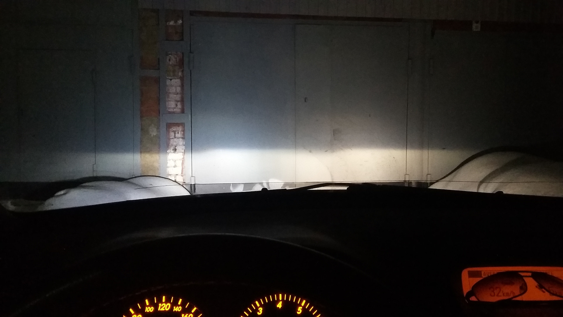 Дальний свет авенсис. F5c Дальний свет драйв 2 Тойота. Фон свет фар Avensis. Мало света не качественное фото. На фоне склада Авенсис дождь.