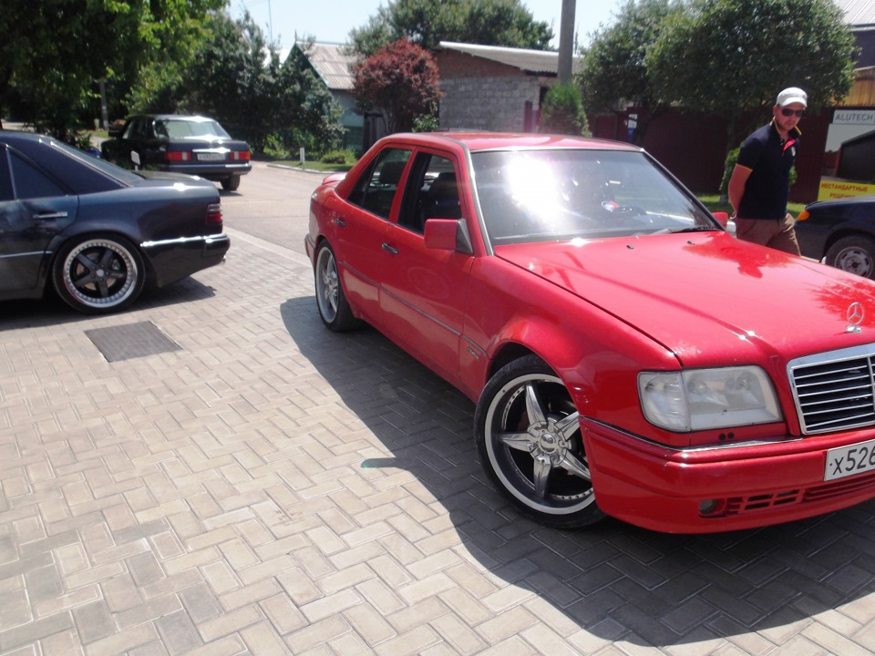 Mercedes Benz w124 красный