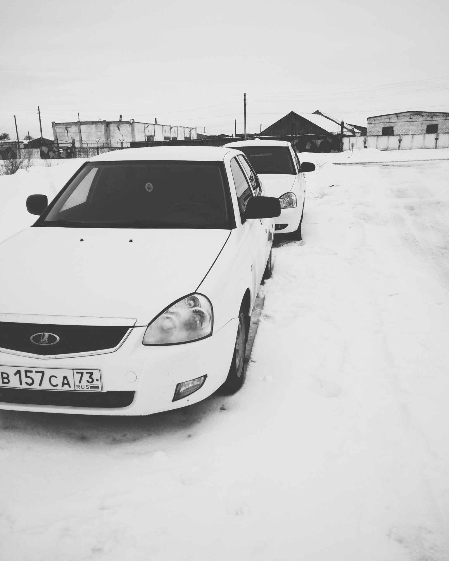 Приора белые кроссовки. Приора 2 хэтчбек белая. Белая Приора 2 хэтчбек зимой. Битая Приора белая хэтчбек 102 рус. Белая Приора хэтчбек