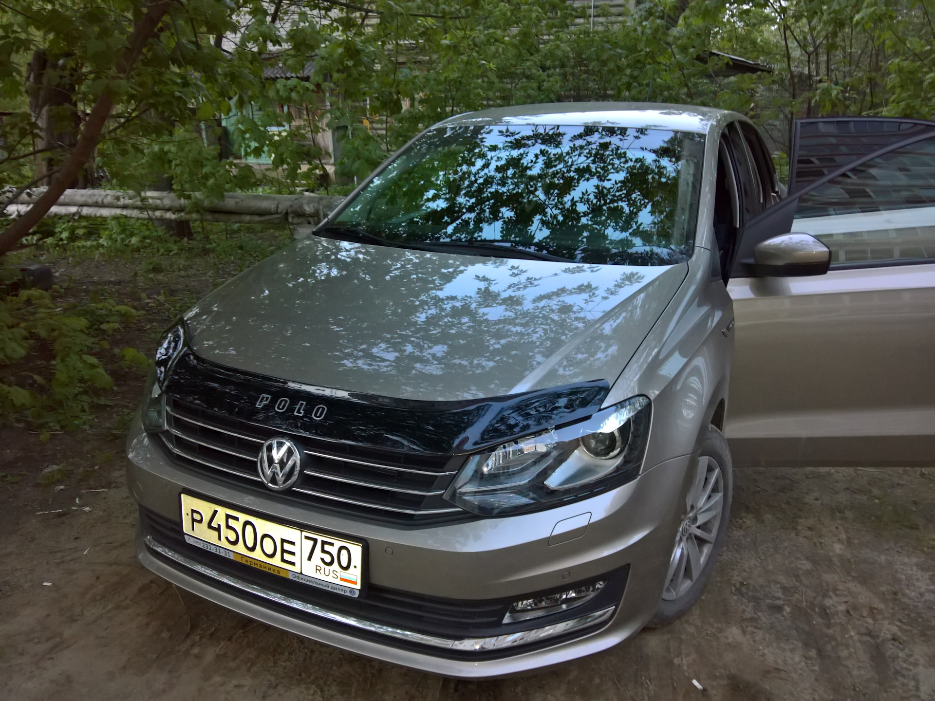 Дефлектор на капот — Volkswagen Polo Sedan, 1,4 л, 2016 года | аксессуары |  DRIVE2