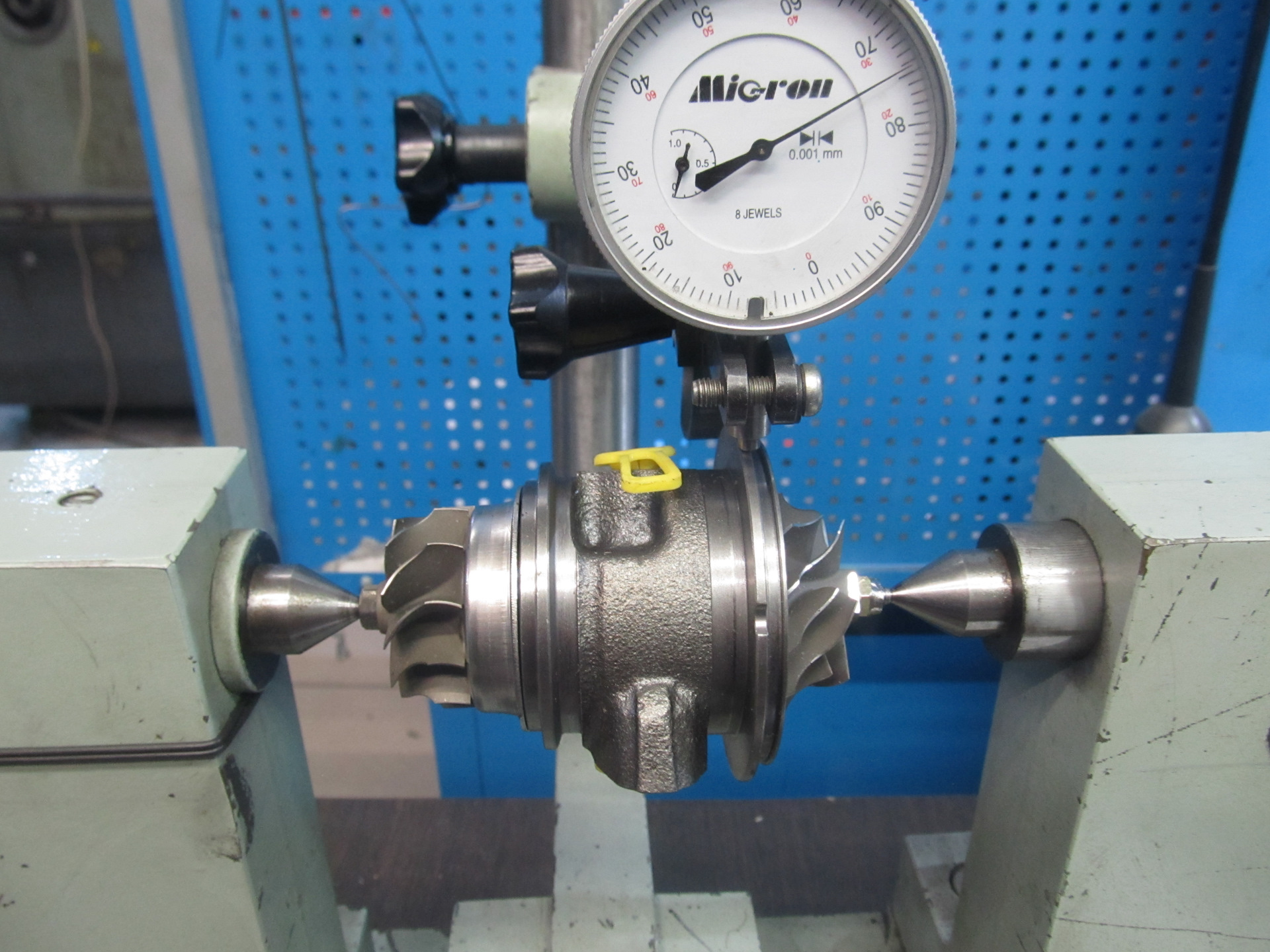 Прибор контроля биения коленчатого вала. Прибор для контроля радиального биения mahr. Прибор контроля биения коленчатого вала. Инструмент для центровки муфтовых соединений насосов. Стенд для центровки коленвала 500.