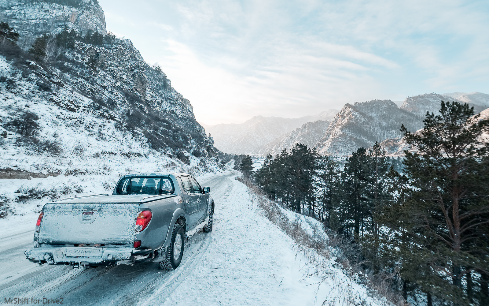 Машина на заснеженной дороге в горах. Машина в горах. Порше кайен в горах. Bentley continental gt winter. Машина на фоне снежных гор.