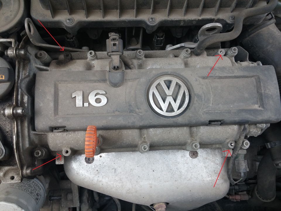 Замена прокладки фольксваген поло. Датчик клапанной крышки поло седан 2011. Фольксваген поло 1.6 105 л крышка клапанная герметик. Крышка двигателя Volkswagen Polo 1.6. Крышка ДВС поло седан 1.6 105.