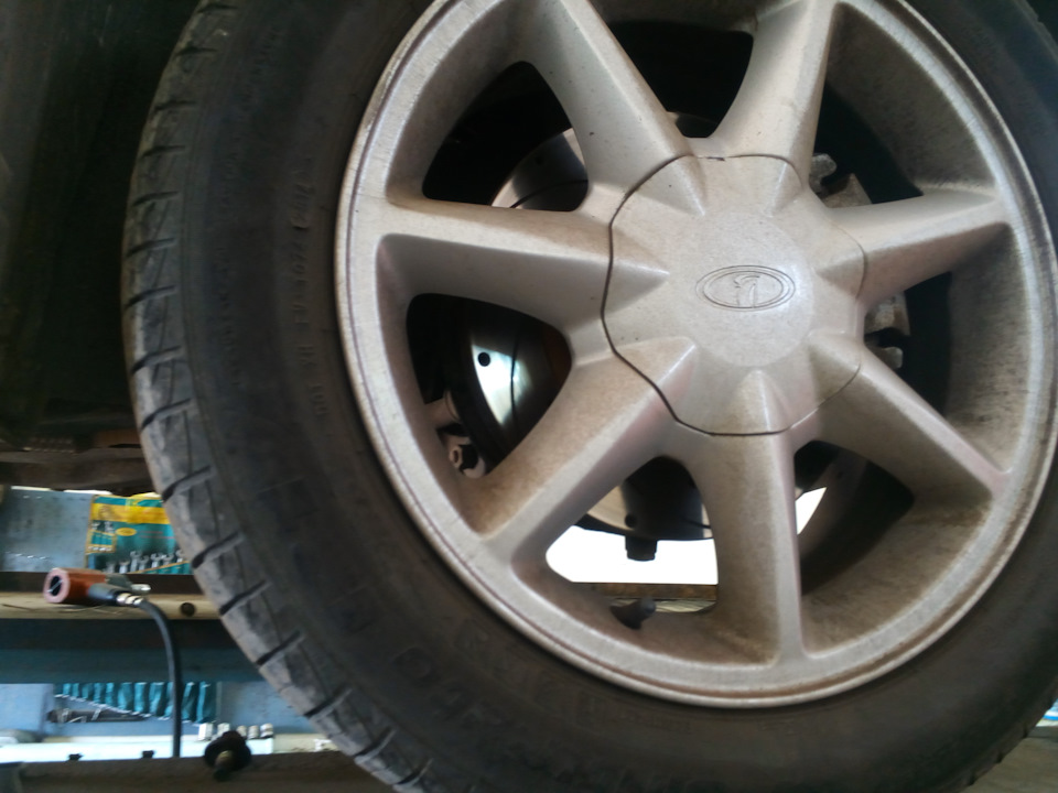 Замена тормозных накладок и тормозных дисков — Lada Гранта, 1,6 л, 2013 ...