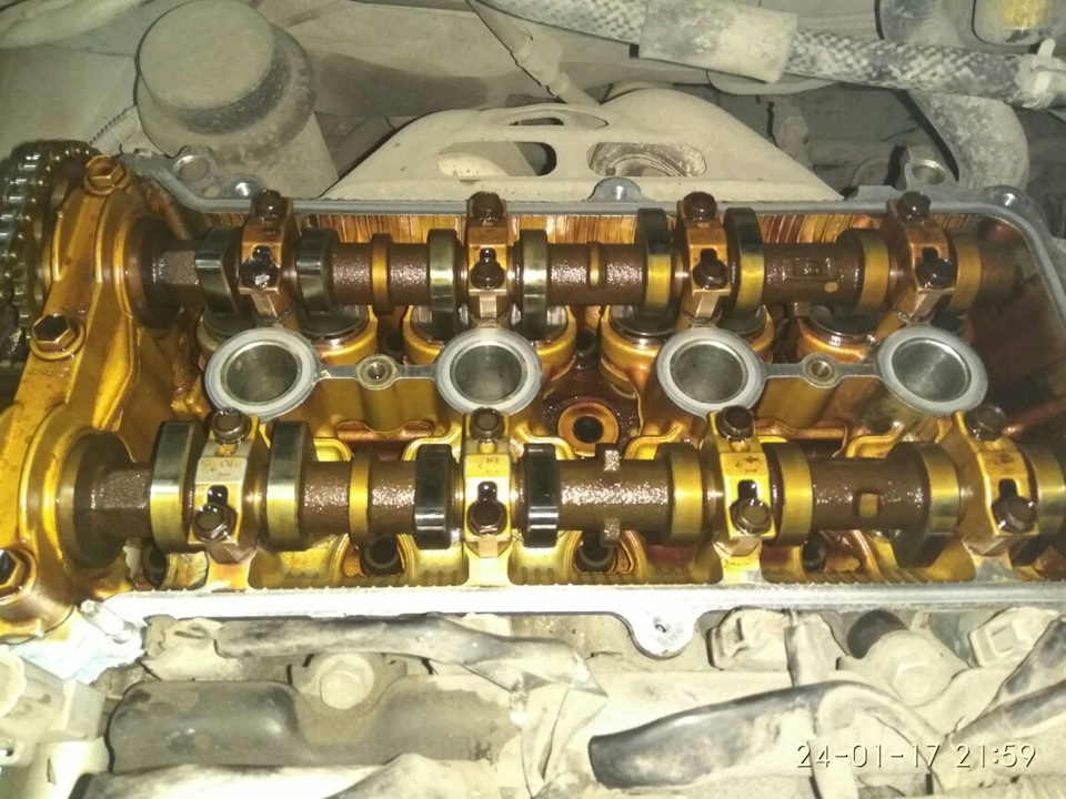 калина 1. под клапанной крышкой грандис. рыжий налет под клапанной крышкой. заглушка клапанной крышки рб25. мотор 1,6 cfna под клапанной крышкой.