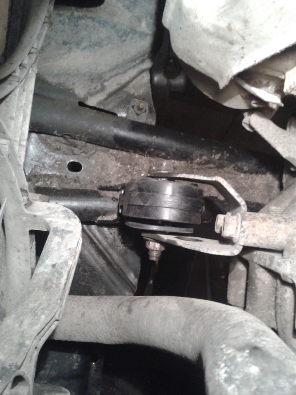 Замена подушки двигателя передней. — Nissan Almera I (N15), 1,6 л, 1999 ...