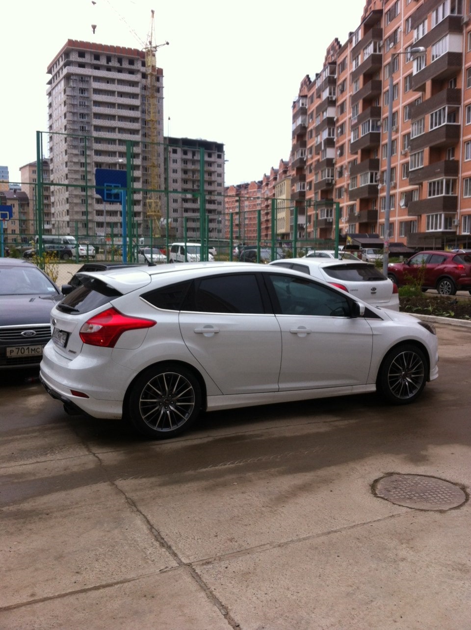 Ford Focus 3 белый хэтчбек на r18