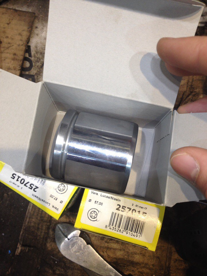 Замена передних тормозных колодок и переборка суппортов Хонда CR-V 1 ...