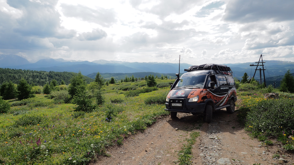 А как вам такая лужайка перед домом?) Если сделать веранду с южной стороны, то по утрам можно пить кофе с сногсшибательным видом) Электричество вон уже проведено, дорога тоже есть, только зимой не чистят, скорее всего) — ГАЗ Соболь