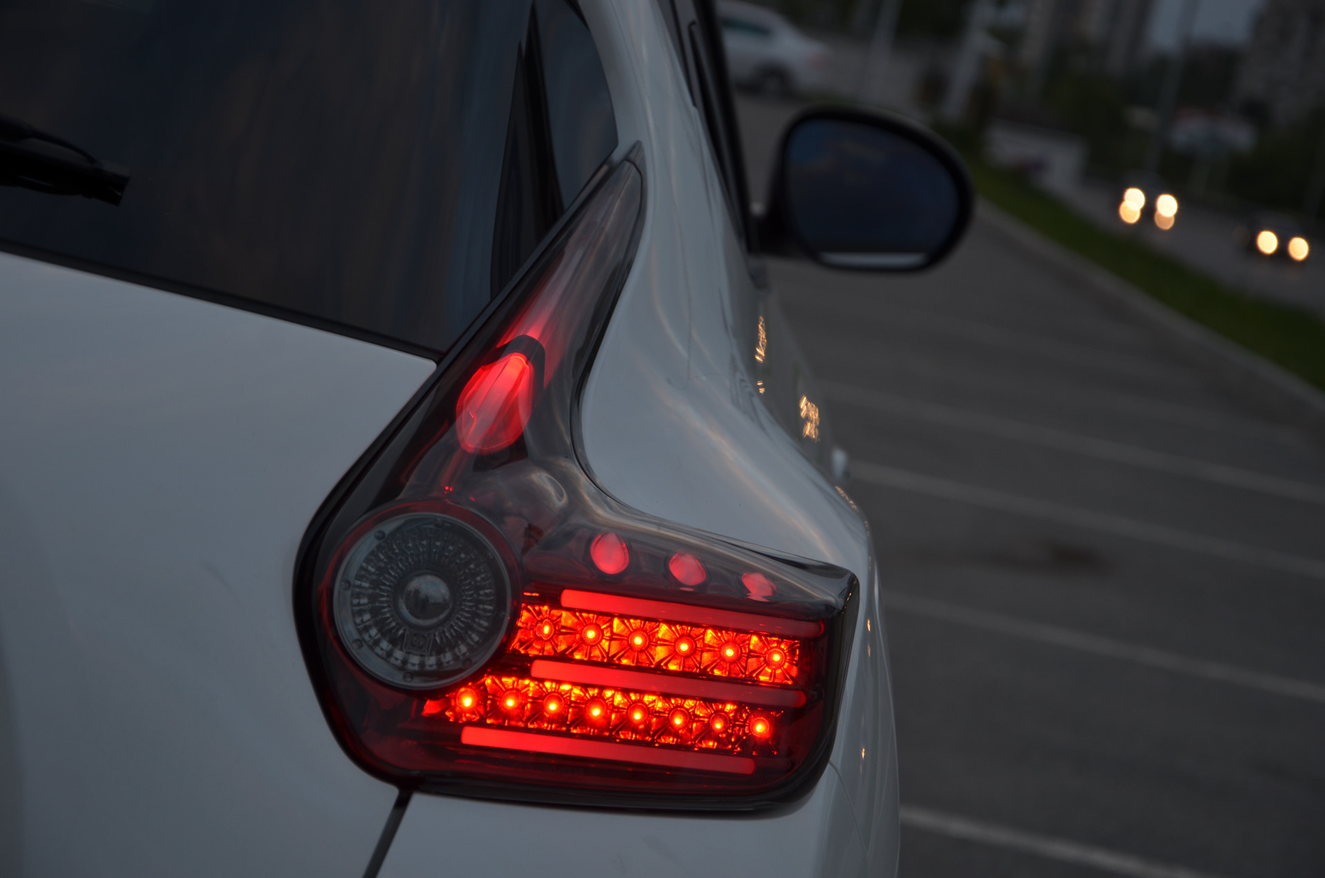 Ниссан оптика. Nissan Juke задние фонари led. Задний фонарь тшыыфт iki 4403. Задние фонари Nissan Juke Full led. Led стоп сигнал Ниссан Жук.