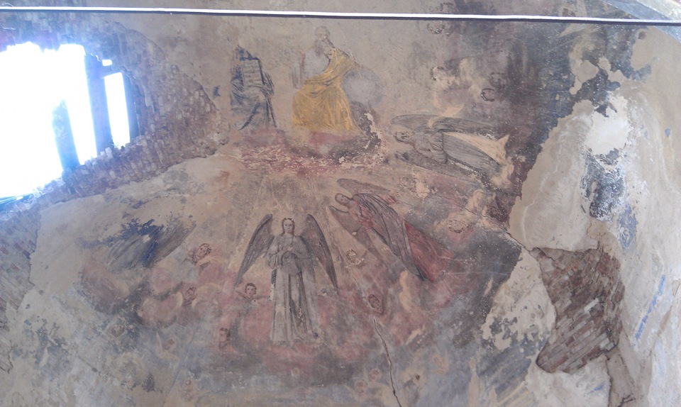 фрески в заброшенных церквях. разрушенная церковь с уцелевшей фреской на которой. фрески в тверском храме. разрушение храма в звенигороде. храм в курбе.