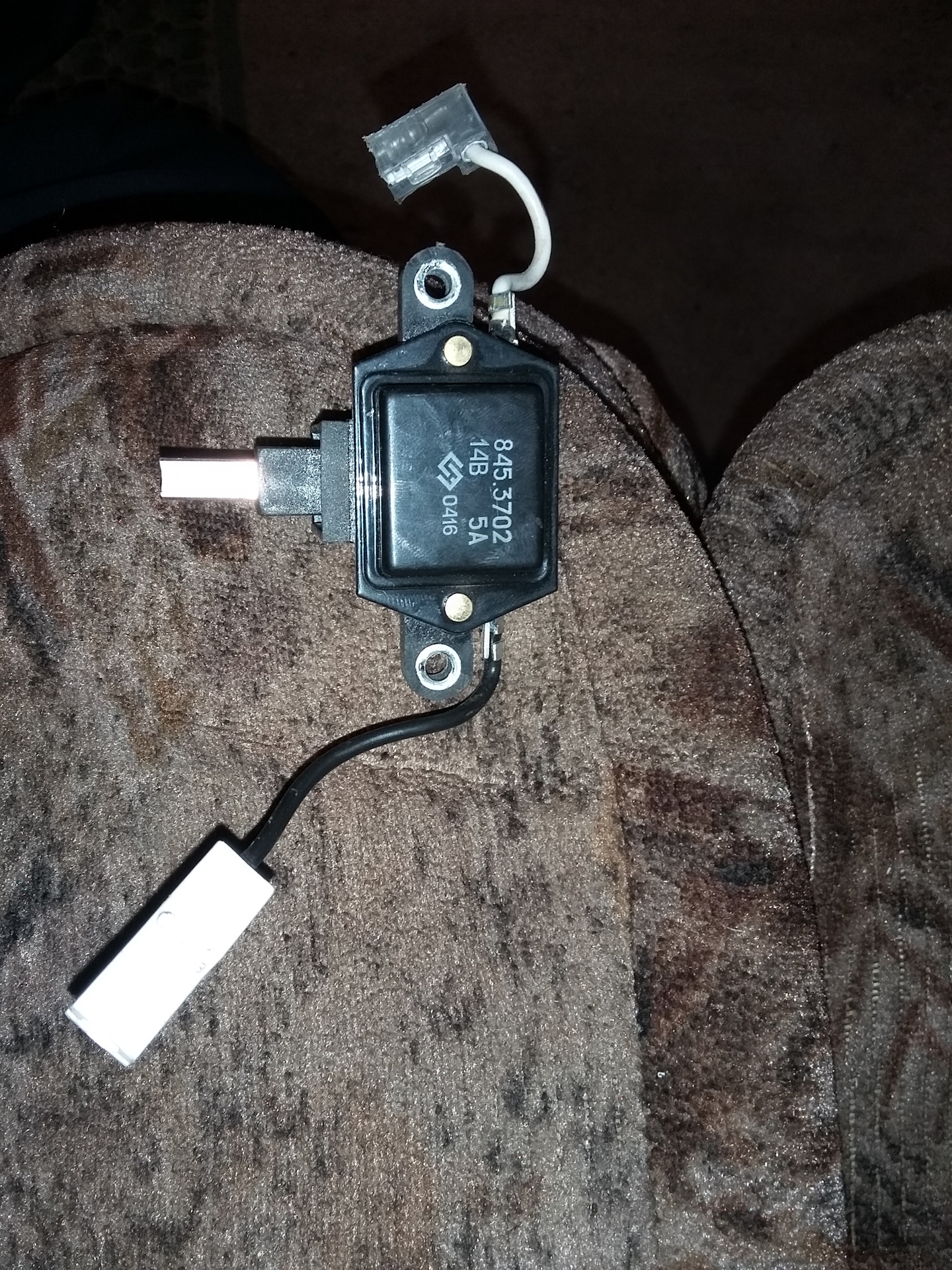 Щетки генератора 2112. Щётки на генератор ваз 2112 16 клапанов инжектор. Щетки генератора 2112. Щётки генератора ваз 2112 16 клапанов. Щетки генератора 2112.