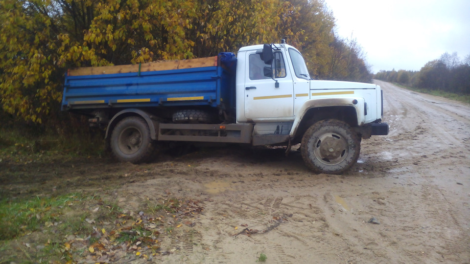 немного побуксовал) — ГАЗ-САЗ 35071, 4,4 л., 2013 года | помощь на ...
