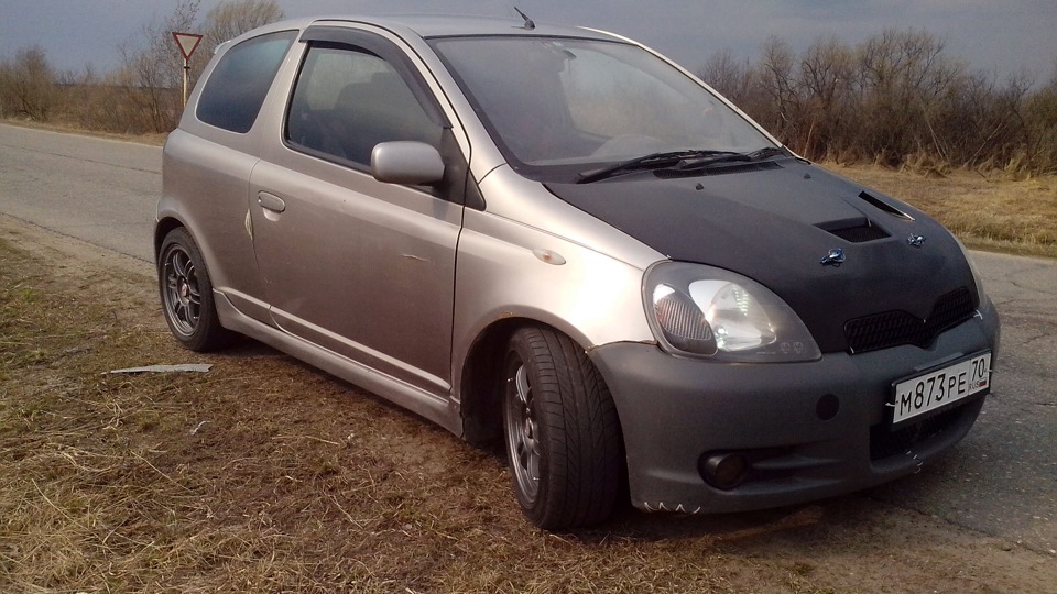 Тойота витц 2001. Тойота Витц 10. Toyota Vitz 2001 морда. Тойота Витц 2000 с черным бампером.