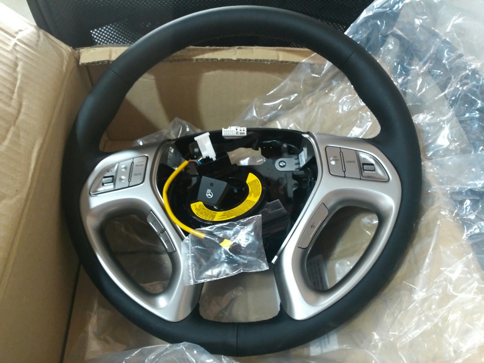 Диаметр руля hyundai ix35. Ix35 подогрев руля. Ix35 подогрев руля. Кнопка подогрева руля ix35. Hyundai ix35 2013 руль.