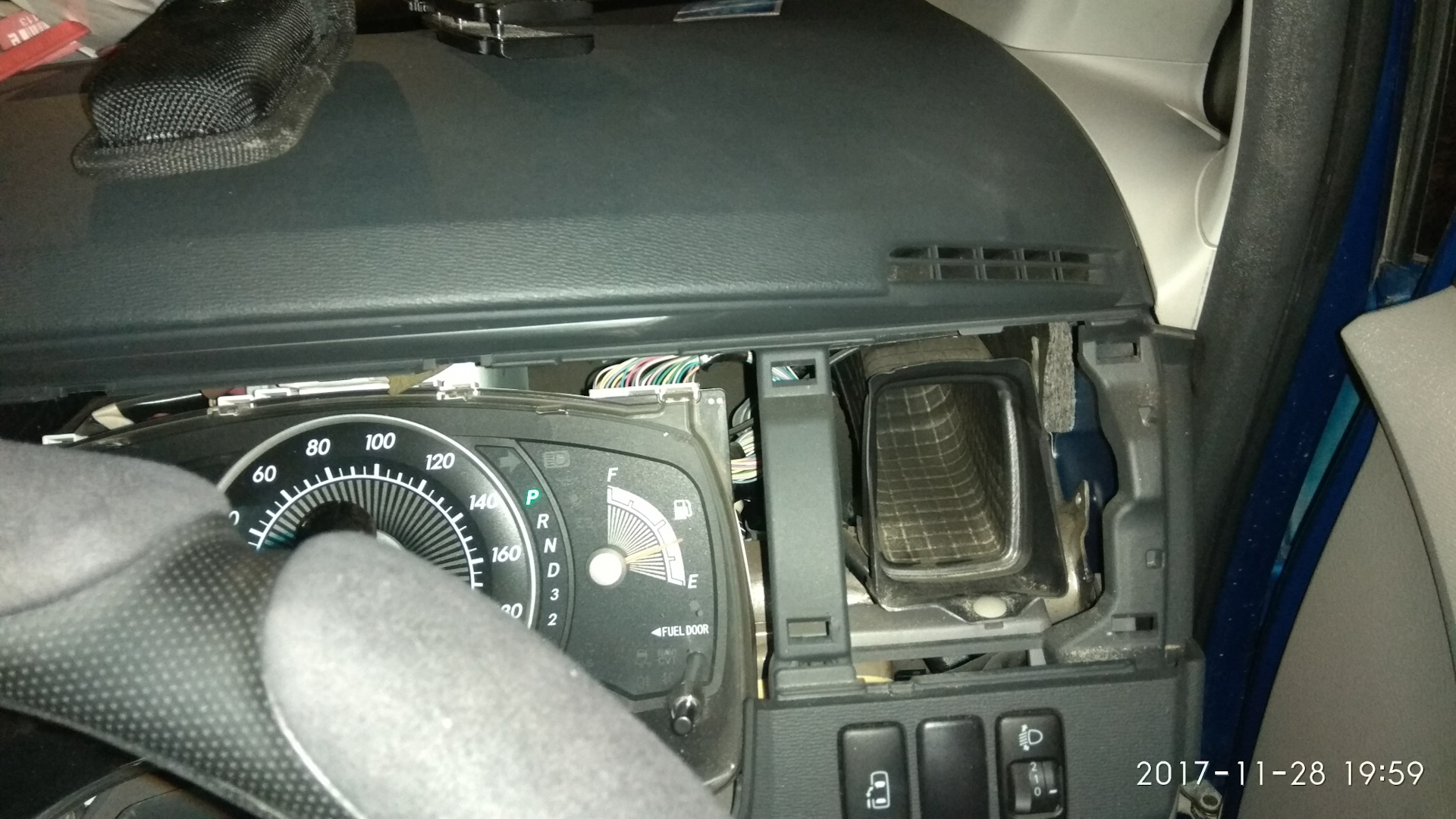 Замена панели приборов — Toyota Isis, 1,8 л, 2005 года | просто так ...