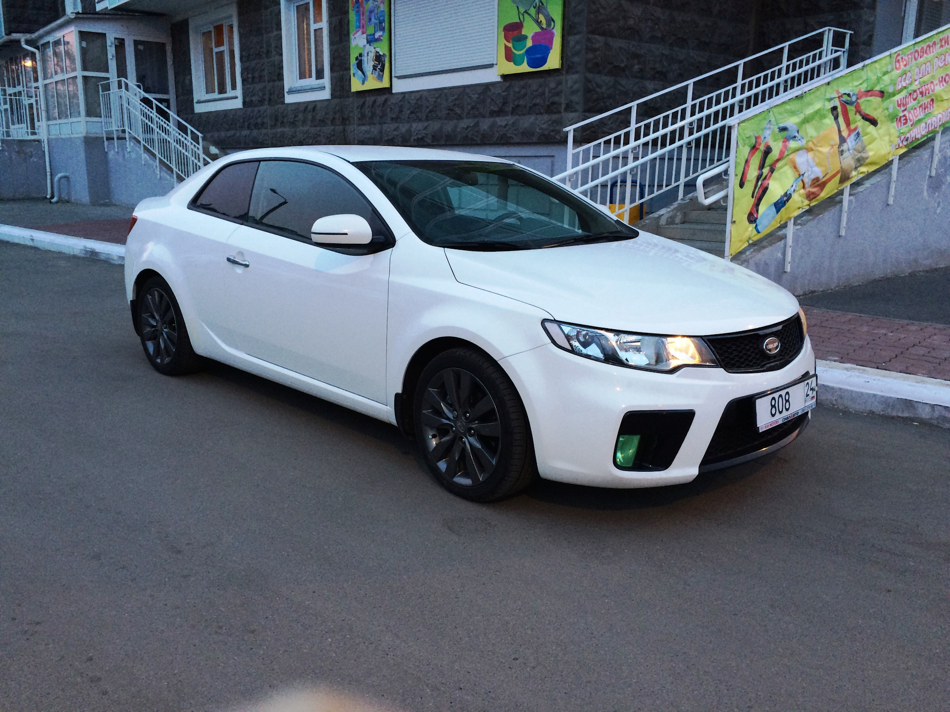 Kia Cerato Koup белая в наклейках