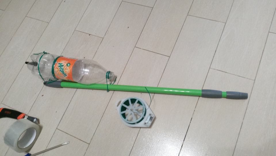 Дальше кто на что горазд. Я в качестве держателя использовал телескопическую ручку от швабры для мытья окон. — Daewoo Leganza