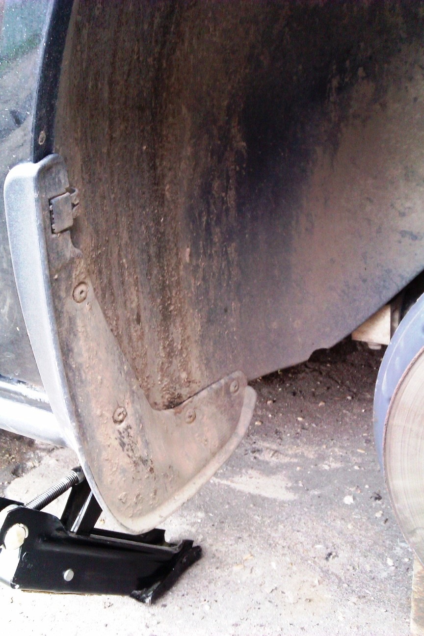 Передние брызговики скрывают кг земли — Volkswagen Jetta V, 1,6 л, 2007 ...
