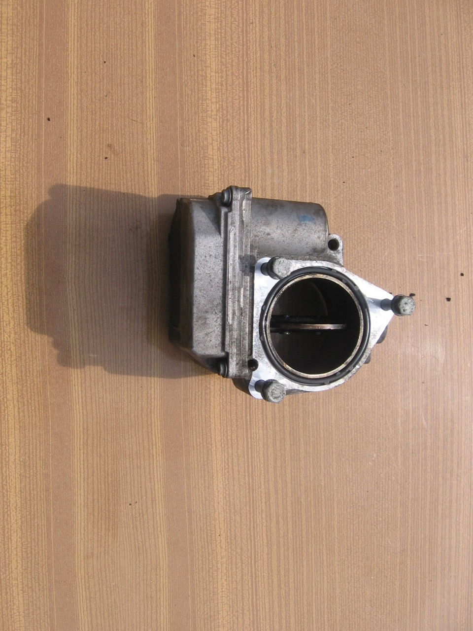 Воздушная заслонка с электроприводом. — Audi A4 (B6), 2,5 л, 2003 года ...