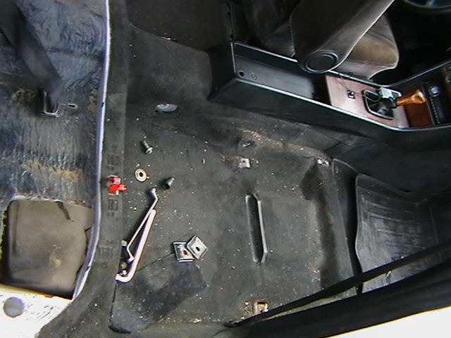 вот этот болтик — Mercedes-Benz E-Class (W124)