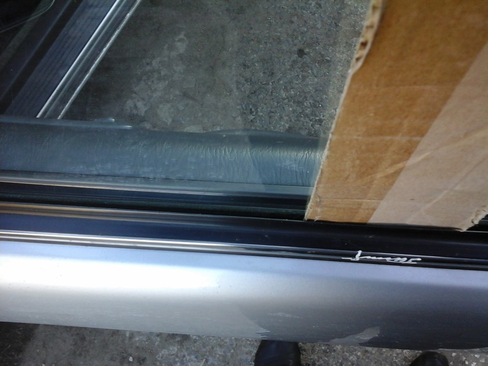 Наличник примыкает к стене. Бескаркасные дворники на ваз 2110. Дворники renault megane 2. Ваз 2112 купе накладка дворников. Проклейка уплотнителей двери lc200.