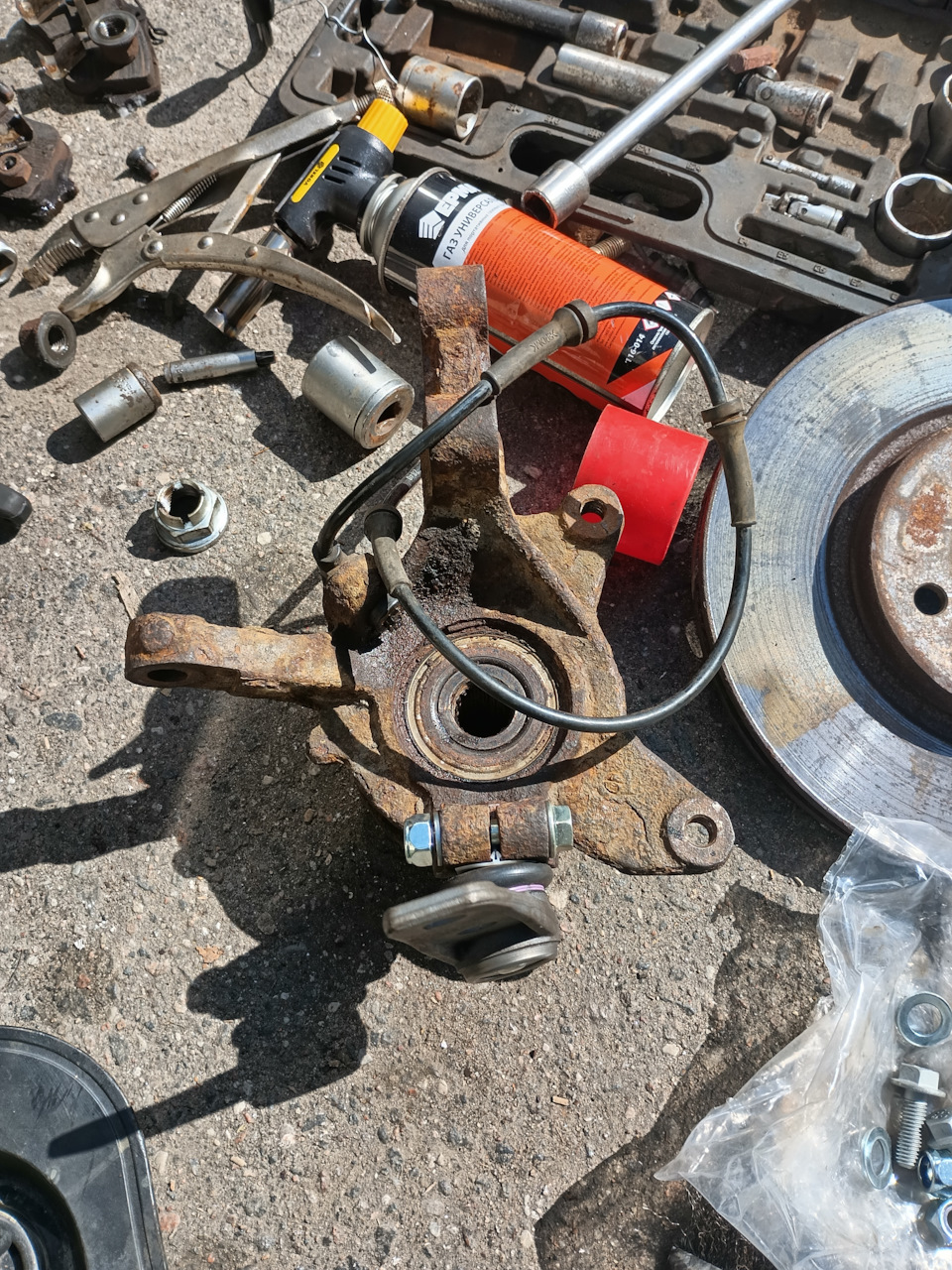 Замена поворотного кулака, шаровой, возвращение пластинок на скобы ...