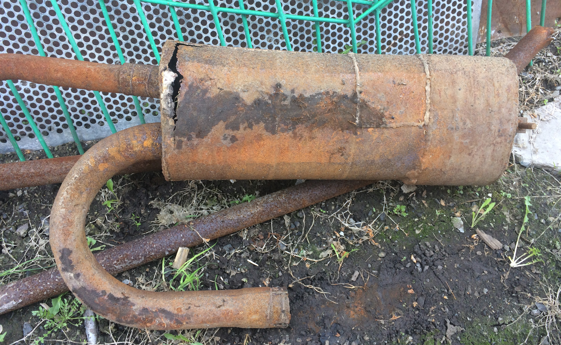 Резонатор волга 24. Глушитель уаз 3909. Старый глушитель. Выхлопная труба старая. Глушитель проржавел.