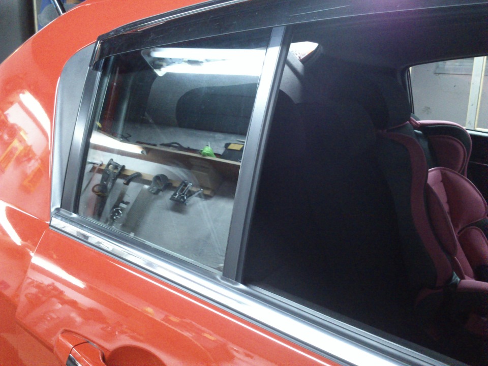 вздулась краска на рамке окна — Geely Emgrand EC7 RV, 1,8 л, 2013 года ...