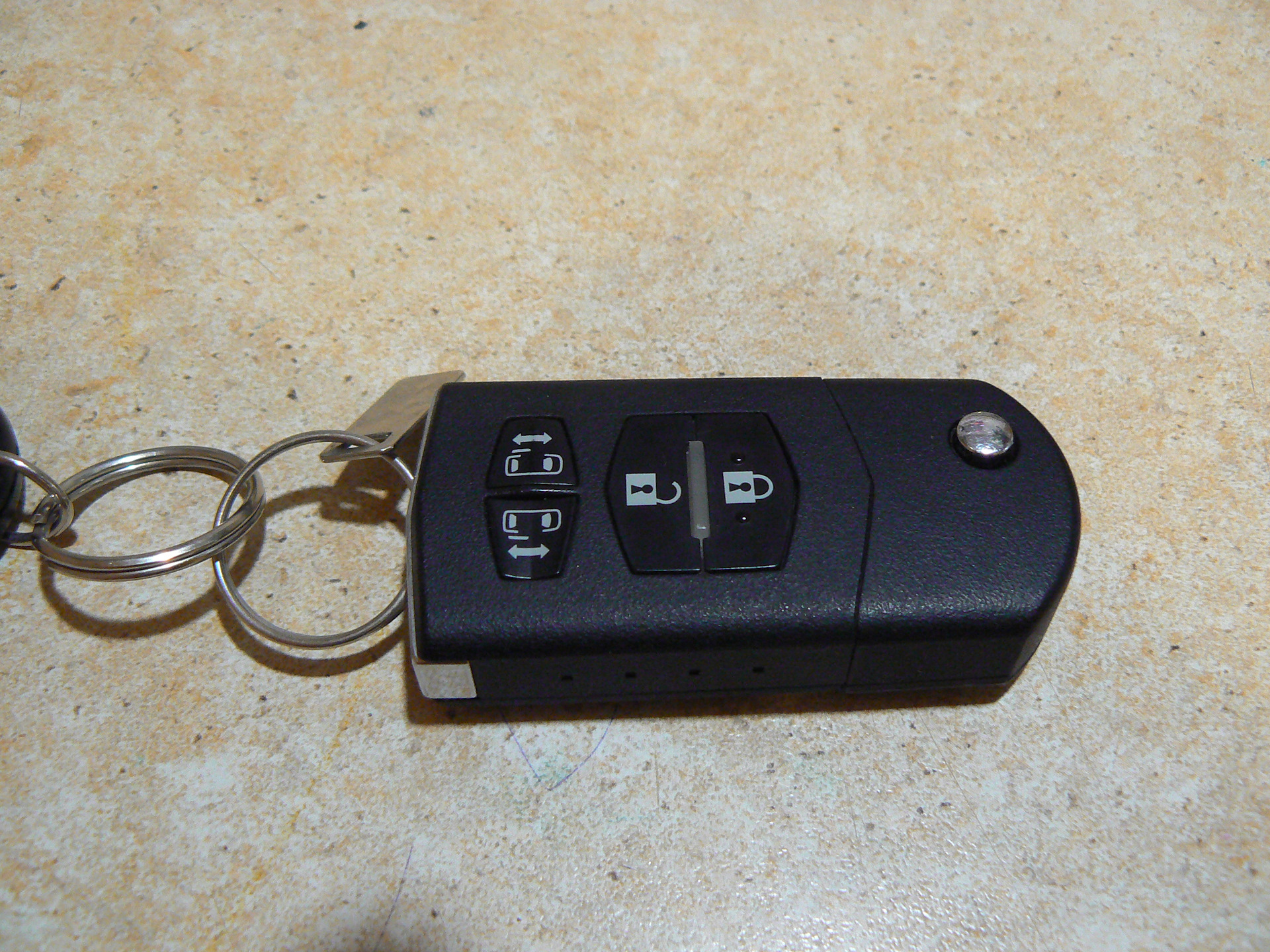 Ключи мазда 3 бк. Ключ Pajero 4. Мазда 2 2008 ключ. Дистанционный ключ ВАЗ 2110 2005. Оригинальный ключ Мазда 626gf.