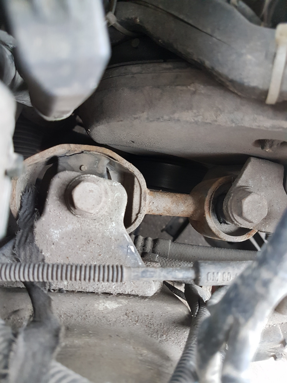 Поменял верхнюю заднюю опору двигателя. — Opel Vectra B, 2,5 л, 1997 ...