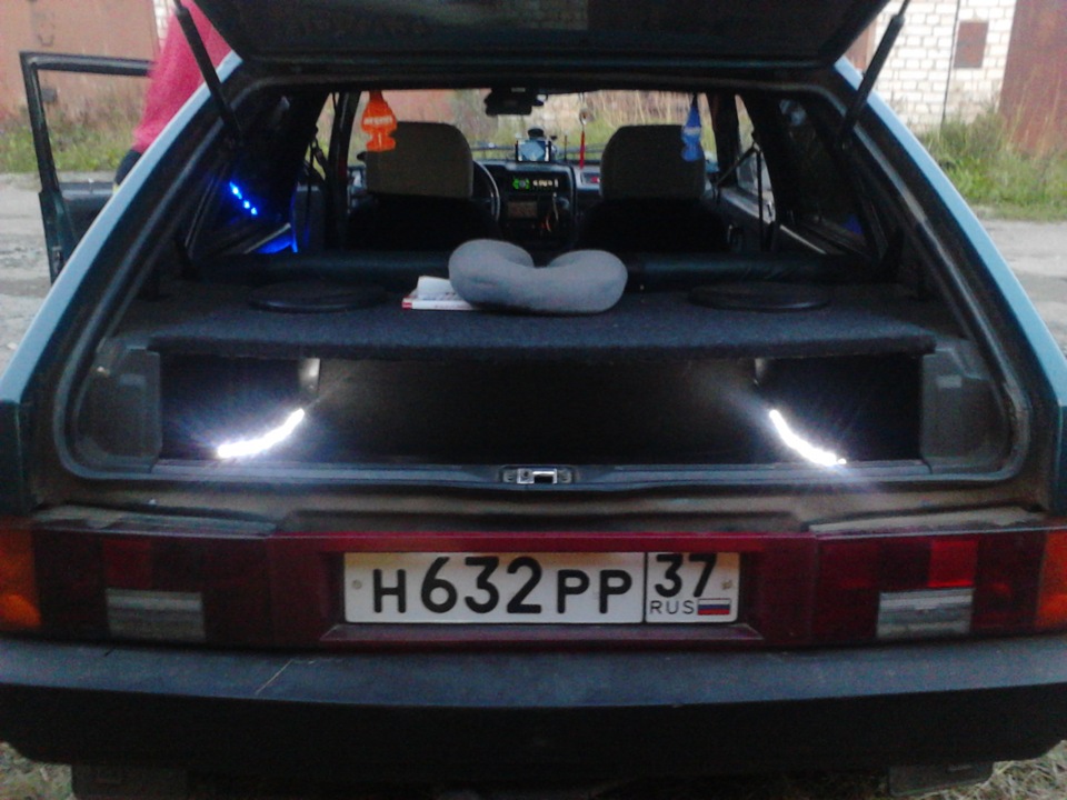 обклейка стоек карпетом и подсветка багажника — Lada 21093, 1,5 л, 1996 ...