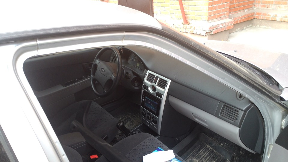 Замена уплотнительных резинок передних дверей — Lada Приора седан, 1,6 ...