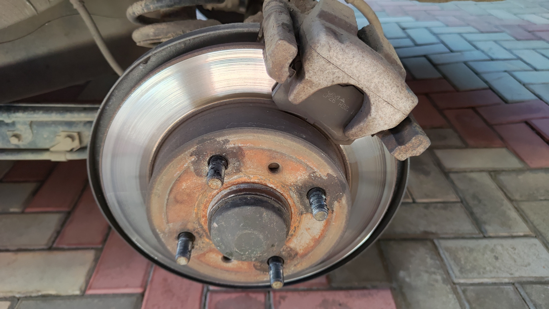 Замена задних колодок ЗДТ — Nissan Almera Classic (B10), 1,6 л, 2010 ...
