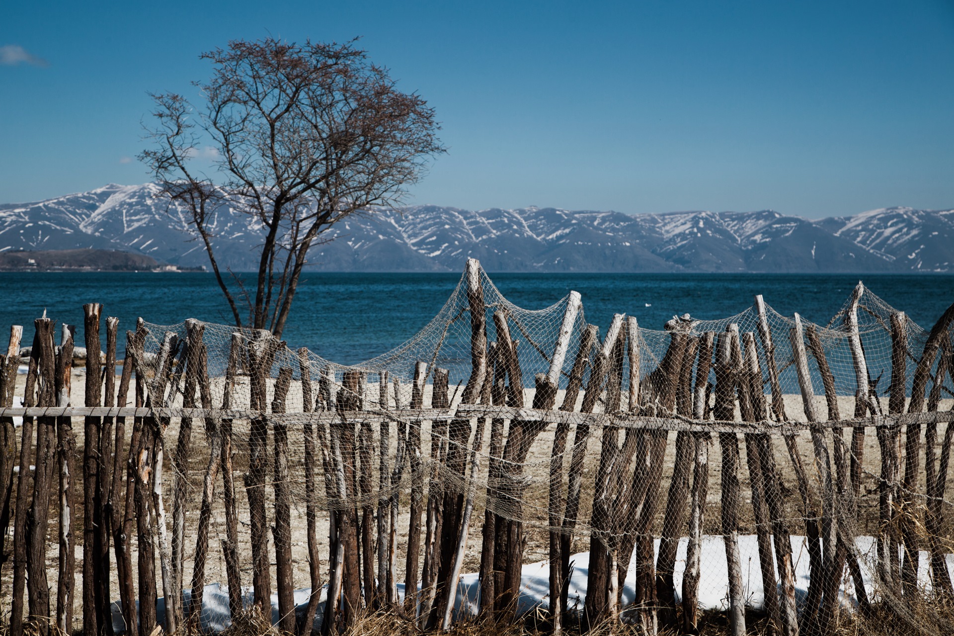 Кредит севан. Севан Армения зимой. Озеро Севан. Севанский национальный парк Армении. Озеро Севан зимой.
