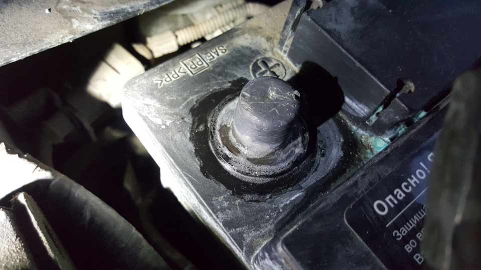 Устранение шубы окислов на клемме аккумулятора — Volkswagen Sharan (1G ...