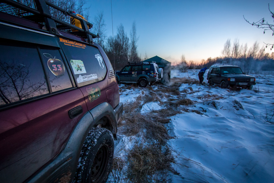 Наш лагерь. Погода как на заказ — морозно, солнечно, видно далеко и хорошо. Правда, стоит выскочить на улицу без куртки и спустя минуту холод глубоко пробирается под флисовую одежку. — Toyota Land Cruiser Prado 90-series