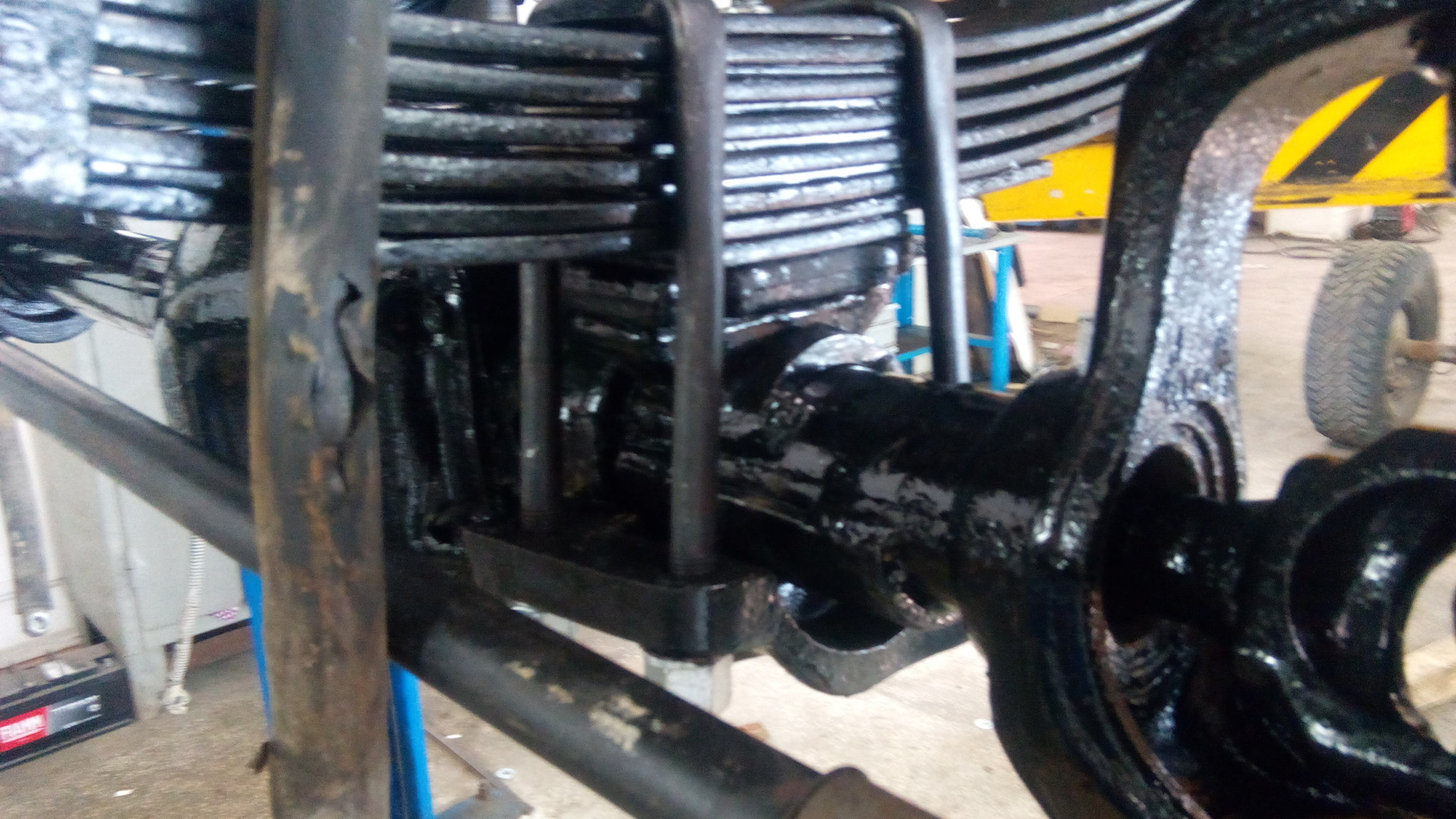 Проставки под рессоры на газ 69. Крепление переднего моста уаз хантер. Nissan patrol 260 рессоры. Крепление рессор газ 31 10. Крепление задних рессор уаз хантер.